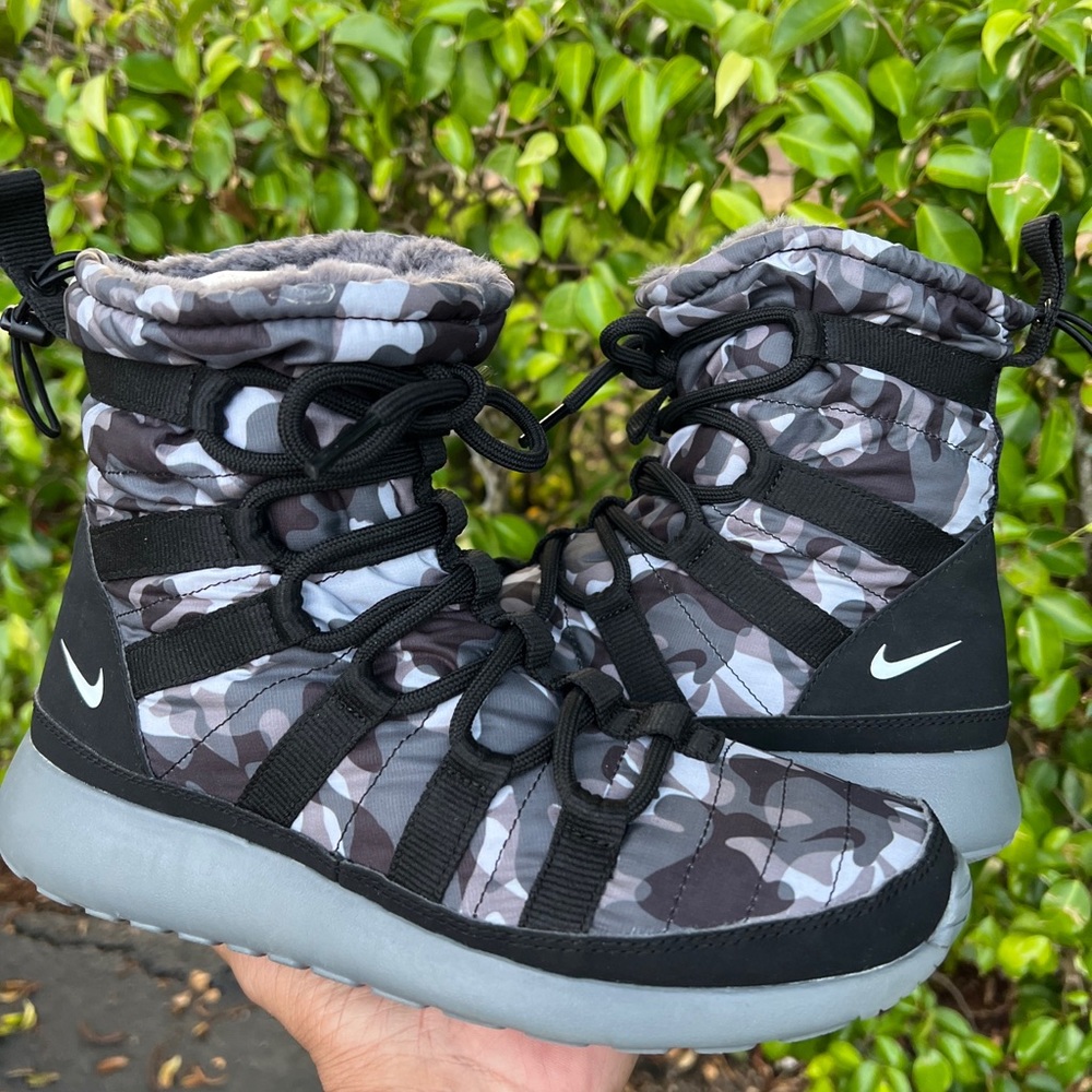 NIKE ROSHE ONE HI PRINT WOMEN'S SIZE 7.5 BLACK /WHITE/ GRAY CAMO 807425 001